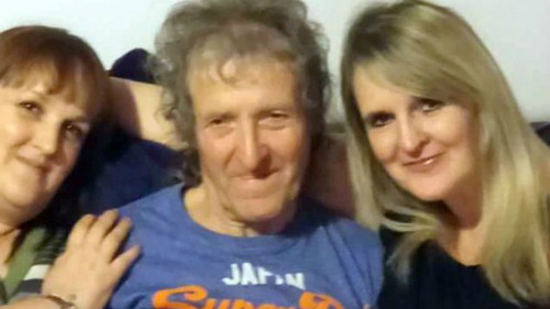 Cara (phải) và chị gái Melanie(trái) cùng cha đẻ Michael Farrow, nhưng 5 thập kỷ trước họ đã nghĩ là chị em cùng mẹ khác cha của nhau. Cara (phải) và Melanie(trái) cùng cha đẻMichael Farrow. Ảnh: 9honey.