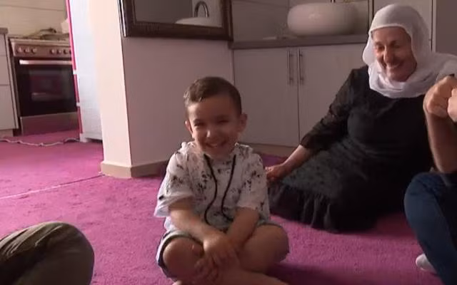 Kỳ lạ em bé 3 tuổi chưa hề học ngoại ngữ lại nói tiếng Anh như người bản địa