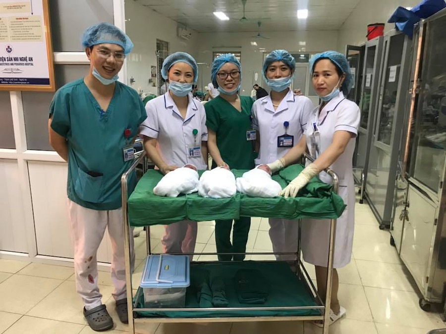 Niềm vui của các y bác sĩ khi đỡ đẻ thành công cho sản phụ mang tam thai sinh thường Niềm vui của các y bác sĩ khi đỡ đẻ thành công cho sản phụ mang tam thai sinh thường