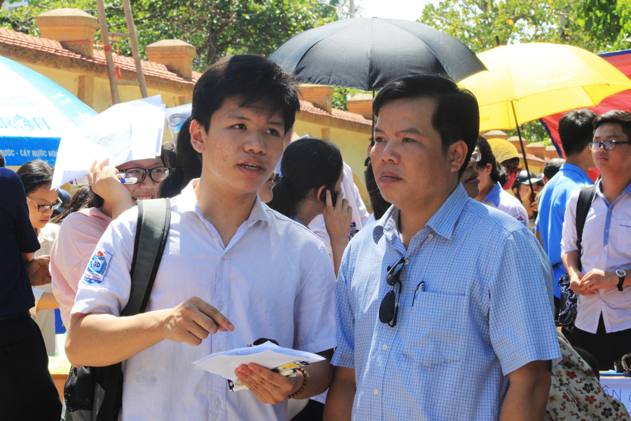 Chia sẻ với người thân về bài làm