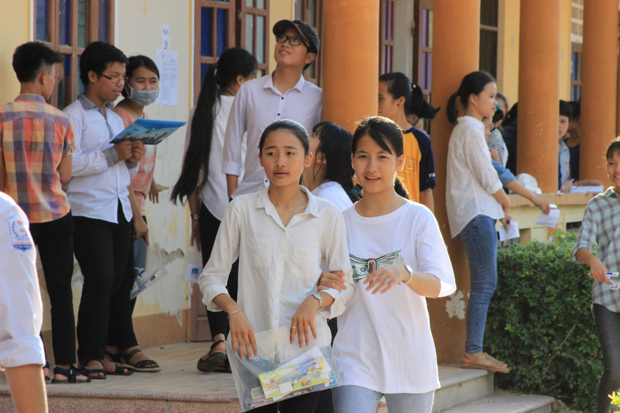 Thí sinh đến trường thi từ rất sớm