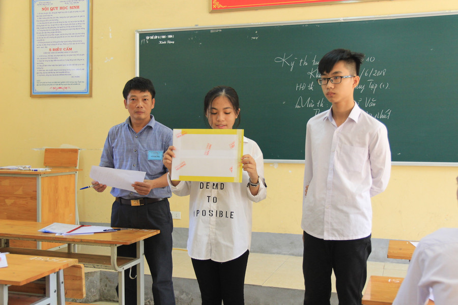 Thí sinh xác nhận túi để thi được niêm phong