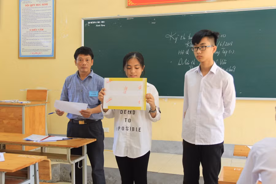 Thí sinh xác nhận túi để thi được niêm phong Thí sinh xác nhận túi để thi được niêm phong