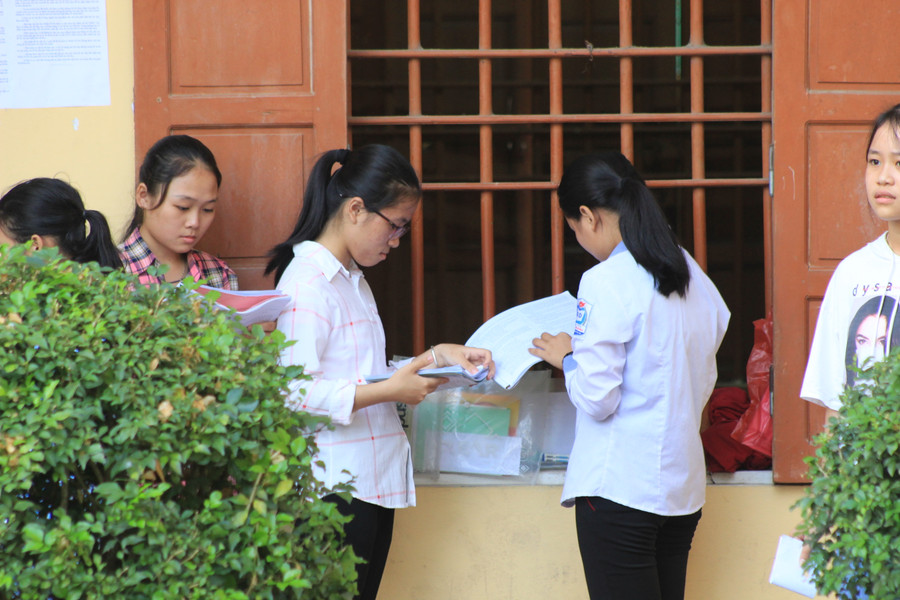 Tranh thủ ôn bài trước giờ thi