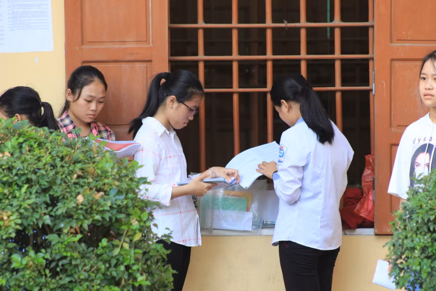 Tranh thủ ôn bài trước giờ thi Tranh thủ ôn bài trước giờ thi