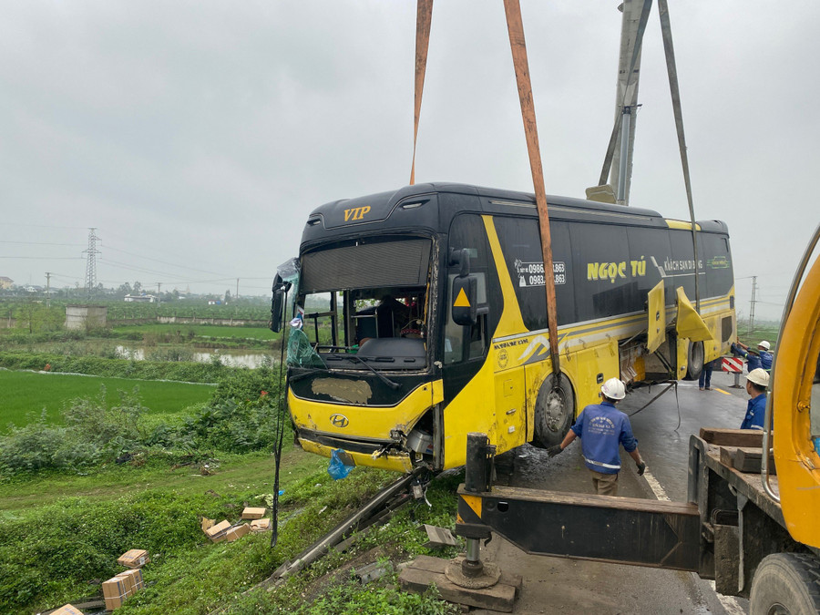 Chiếc xe được cẩu lên đường. (Ảnh: Phạm Tâm) Chiếc xe được cẩu lên đường. (Ảnh: Phạm Tâm)