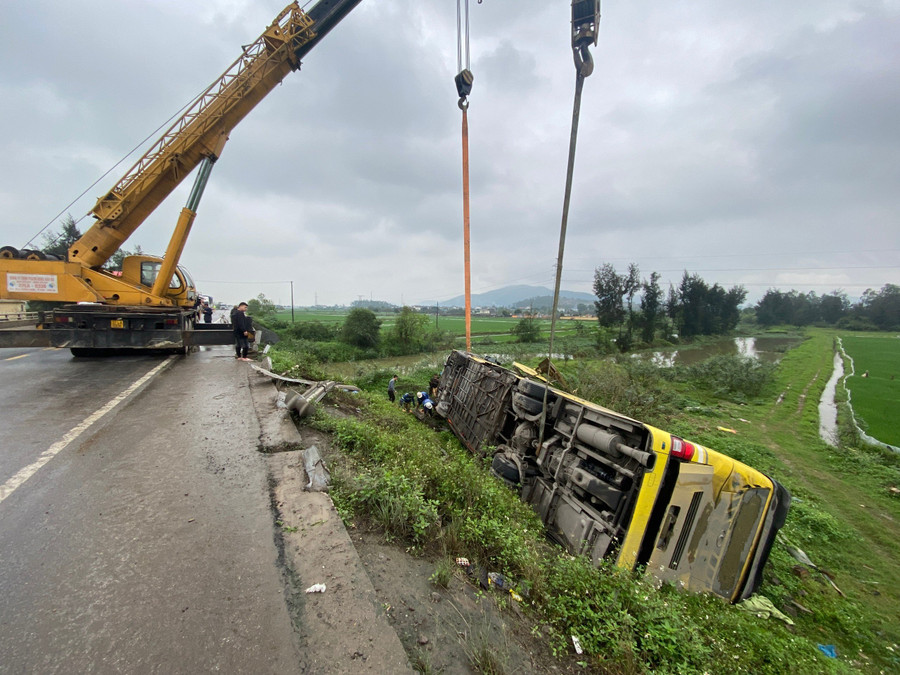 May mắn tài xế và hành khách chỉ bị thương nhẹ. (Ảnh: Phạm Tâm) May mắn tài xế và hành khách chỉ bị thương nhẹ. (Ảnh: Phạm Tâm)