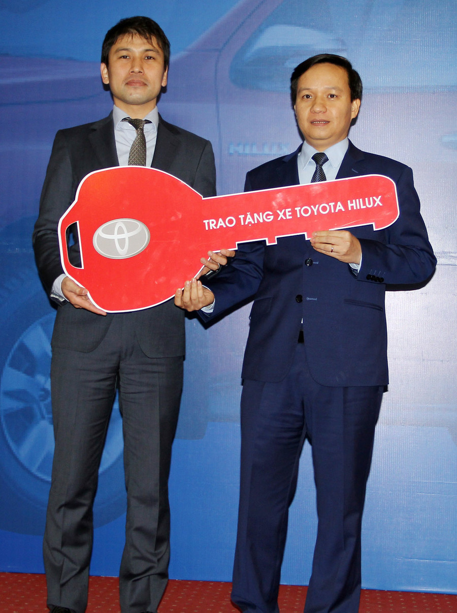 Ông Hiroshi Okamura đại diện Toyota trao xe Hilux cho Ban ATGT tỉnh Tuyên Quang