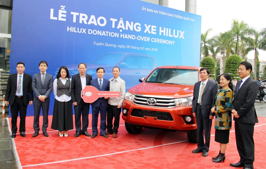 Đại diện Ủy ban ATGT Quốc gia và Toyota Việt Nam trao tặng xe cho Ban ATGT tỉnh Tuyên Quang