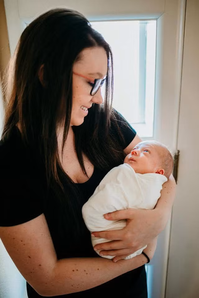 Jackson có lẽ là đứa trẻ kỳ lạ nhất thế giới khi có 2 lần lọt lòng mẹ