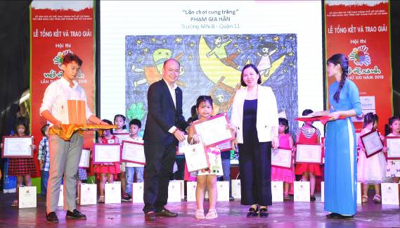 Bà Trần Thanh Thảo (Tổng Giám Đốc công ty BITEX) cùng ông Nguyễn Đình Tuân (Giám Đốc Kinh Doanh toàn quốc BITEX) khen thưởng cho các bé đạt giải