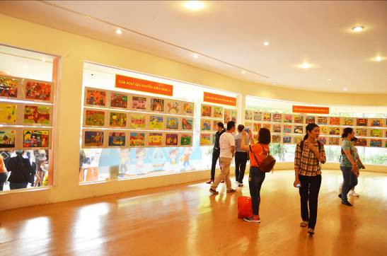 Khu vực triển lãm hoành tráng các bức tranh đoạt giải tại vòng chung khảo Nét Vẽ Xanh 2018