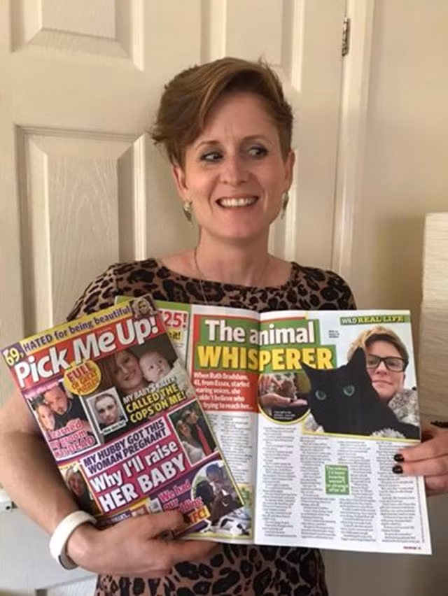 Ruthy khoe những bài báo nói về khả năng đặc biệt của mình