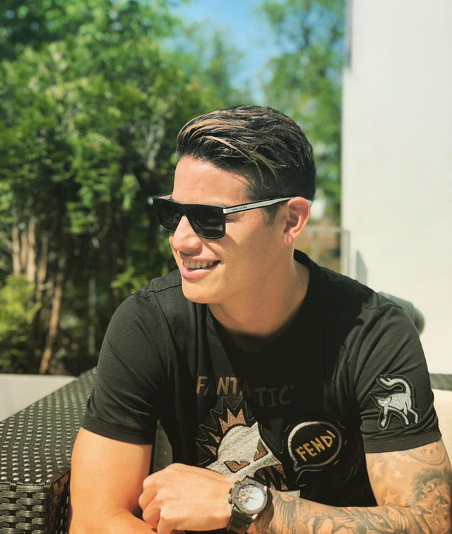 Ngắm không hết trai đẹp ở World Cup 2018, thêm chàng tiền vệ Colombia khiến chị em ngẩn ngơ ảnh 7 Dù là khi trên sân hay ở ngoài đời thì lúc nào trông James Rodriguez vẫn vô cùng cool ngầu