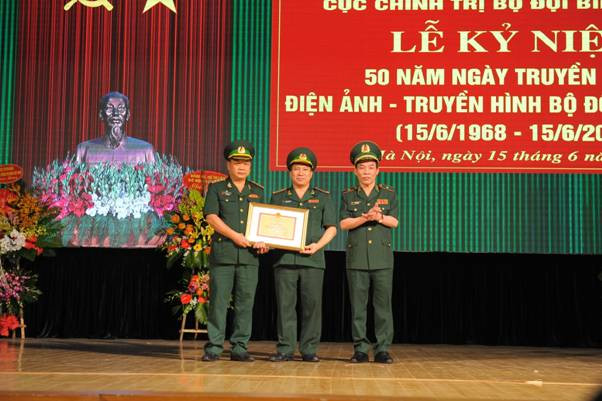 Thiếu tướng Đỗ Danh Vượng trao Bằng khen của Bộ Tư lệnh BĐBP cho Điện ảnh – Truyền hình BĐBP. Thiếu tướng Đỗ Danh Vượng trao Bằng khen của Bộ Tư lệnh BĐBP cho Điện ảnh – Truyền hình BĐBP.