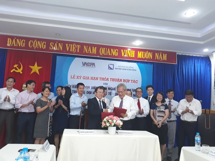 Đại diện trường ĐH Kinh tế và VACPA ký kết thỏa thuận hợp tác giai đoạn 2018 – 2023. 