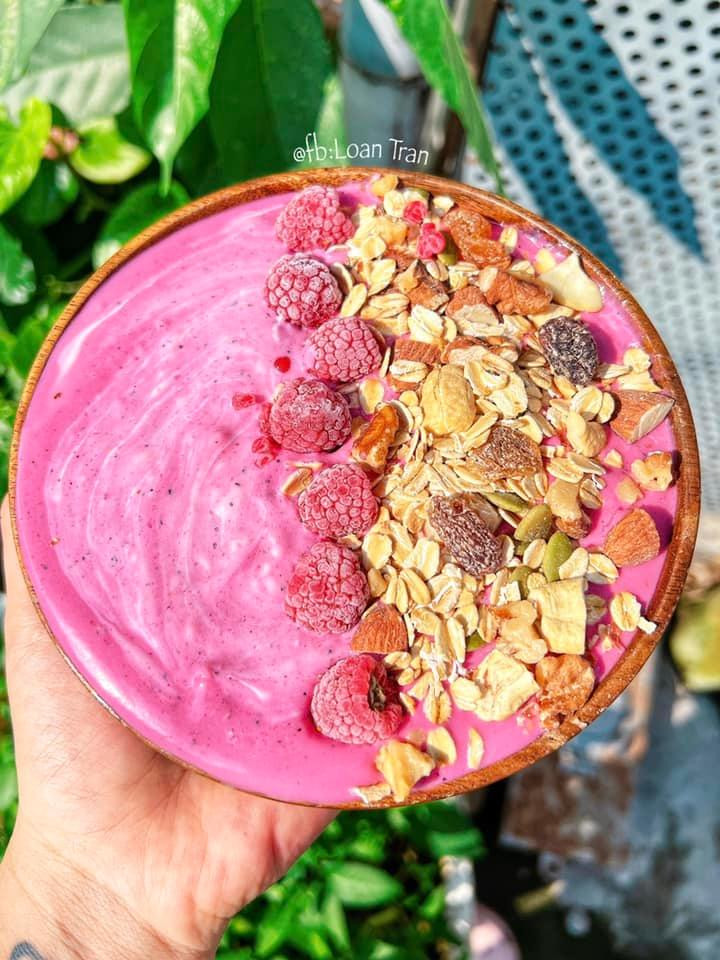 Smoothie: Chuối - bơ - thanh long đỏ - sữa chua Hy Lạp.