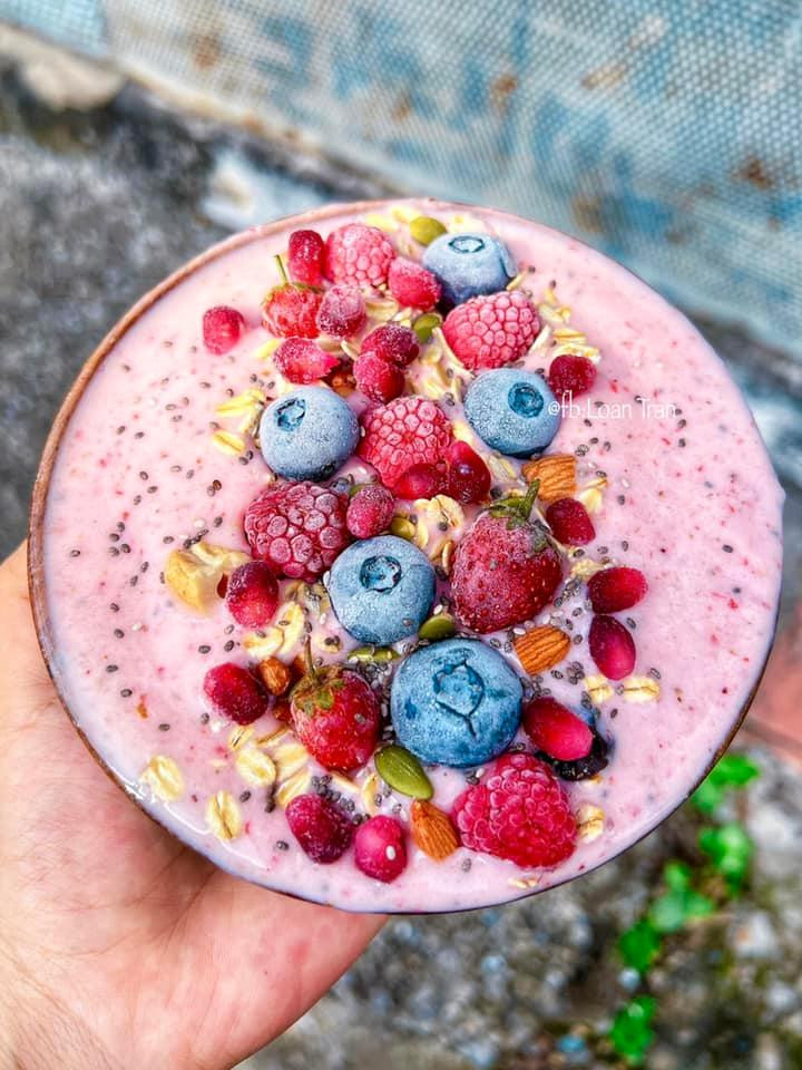 Smoothie: Dâu tây, mâm xôi, sữa chua Hy Lạp,chuối, gai dầu, vụn dừa.