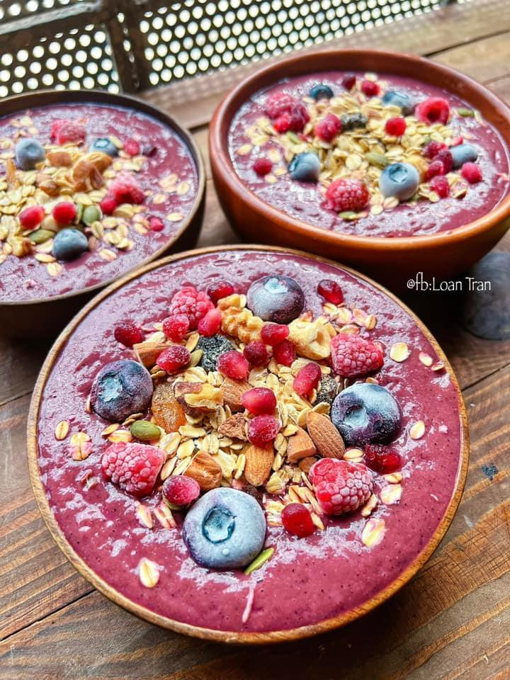 Smoothie: Mâm xôi, thanh long đỏ, chuối, việt quất, sữa chua hy lạp, gai dầu.