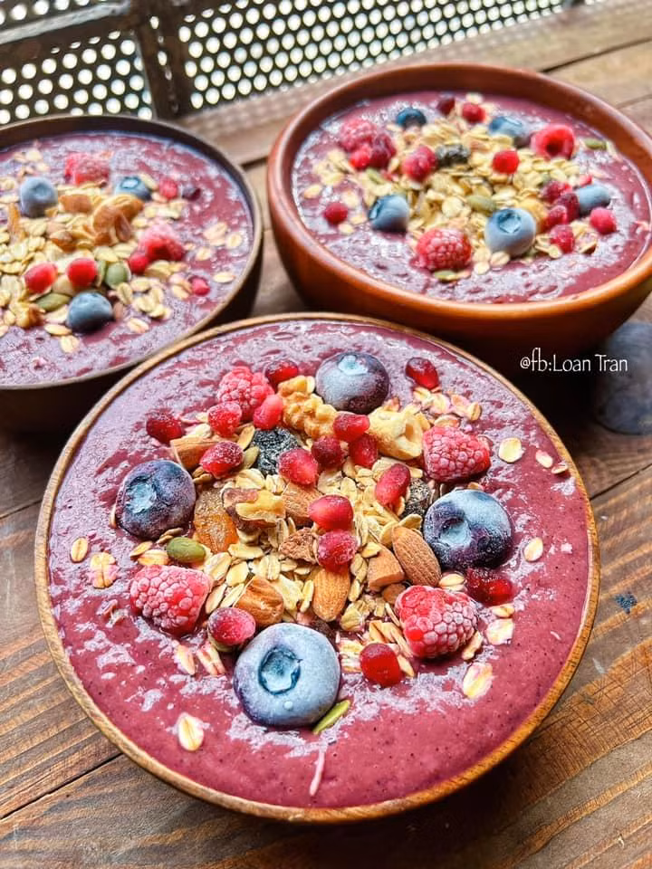 Smoothie: Mâm xôi, thanh long đỏ, chuối, việt quất, sữa chua hy lạp, gai dầu.