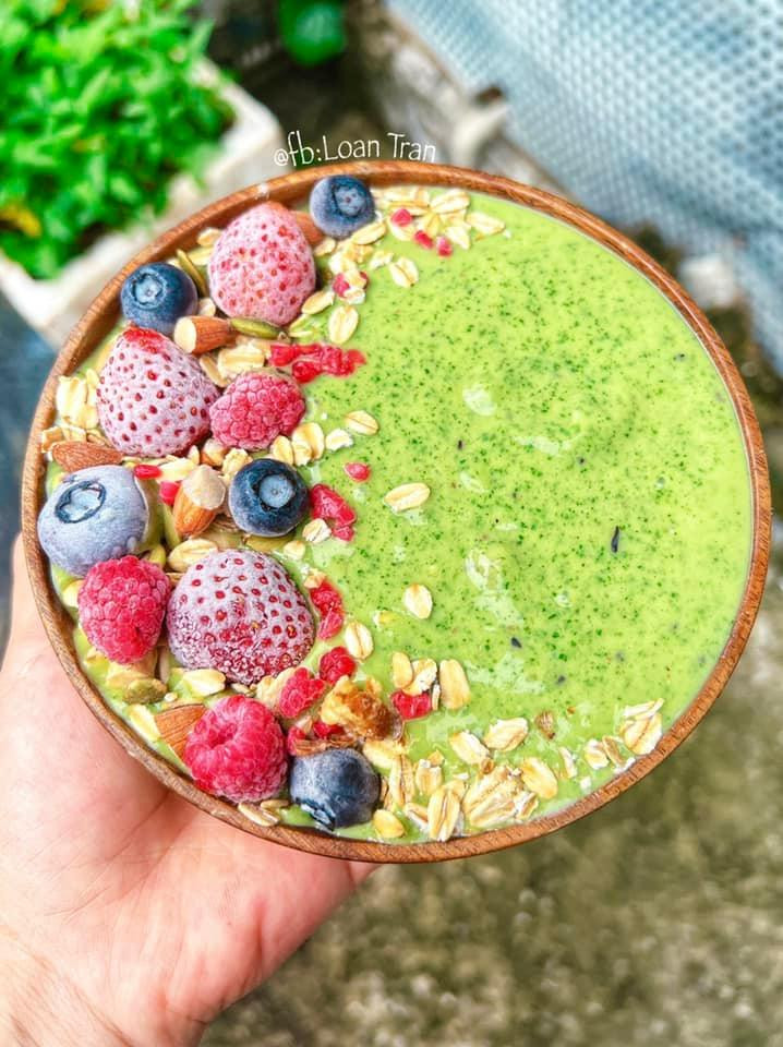 Smoothie: Cải kale, chuối, dâu, bơ, gai dầu, hạt chia.