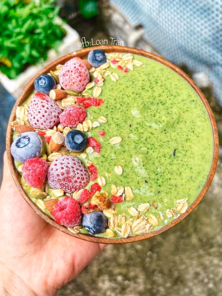 Smoothie: Cải kale, chuối, dâu, bơ, gai dầu, hạt chia.