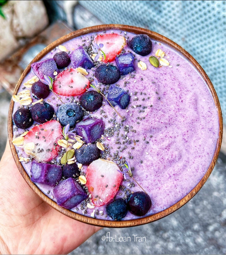 Tô smoothie khoai lang tím - chuối - sữa chua Hy Lạp - ngũ cốc - gai dầu.