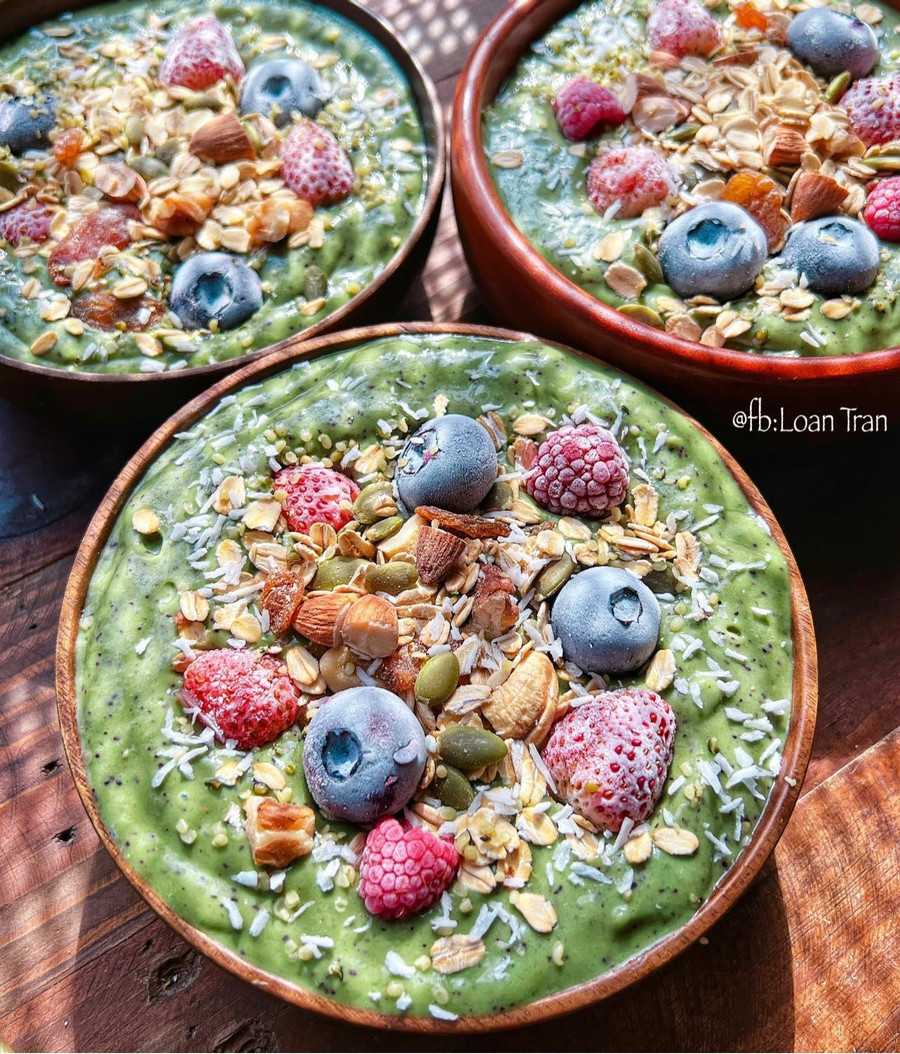 Smoothie: Cải bó xôi, chuối, bơ, dâu tây, việt quất, sữa chua, nước whey.