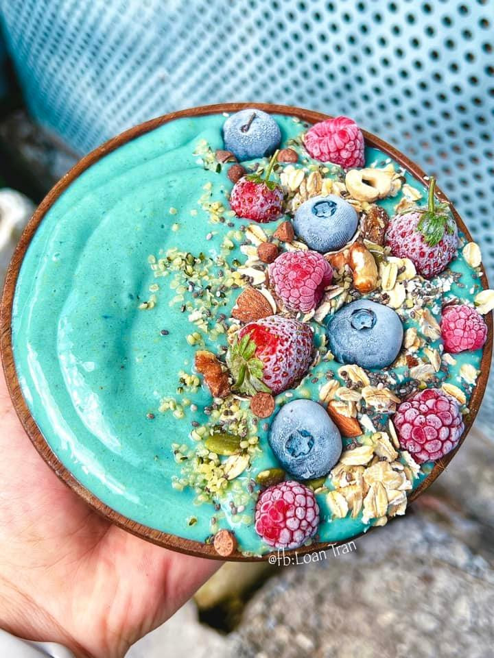 Smoothie: Nước whey, sữa chua không đường, bơ, chuối, tảo blue.