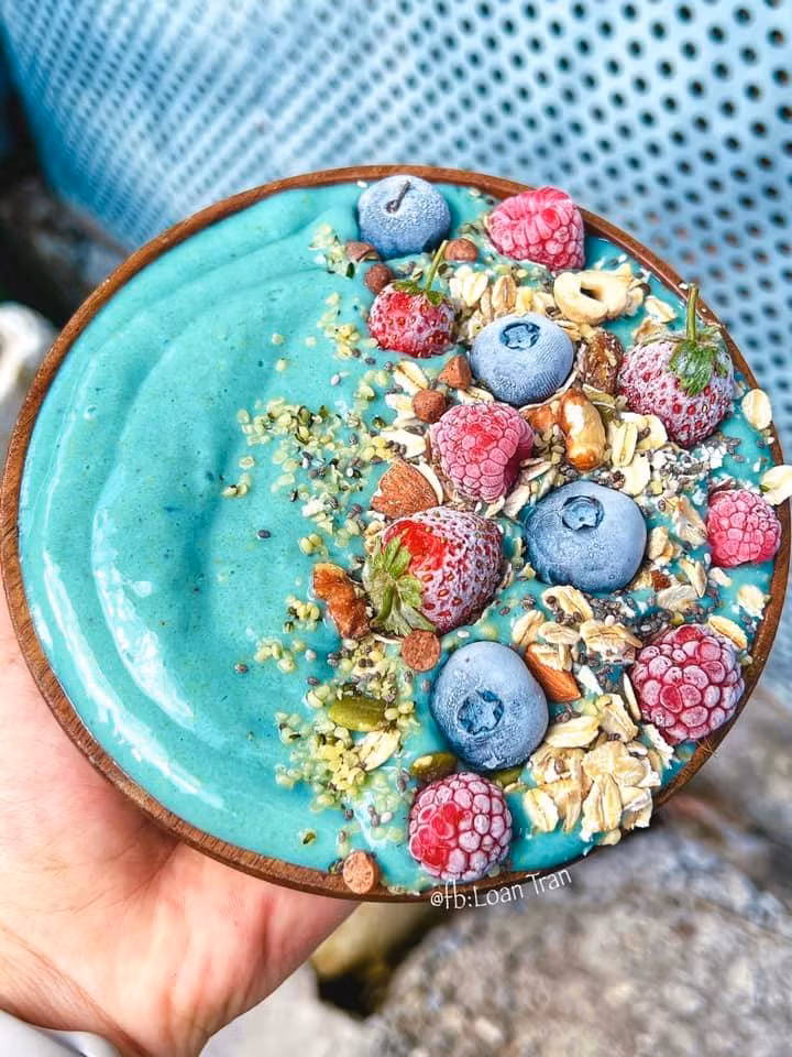 Smoothie: Nước whey, sữa chua không đường, bơ, chuối, tảo blue.