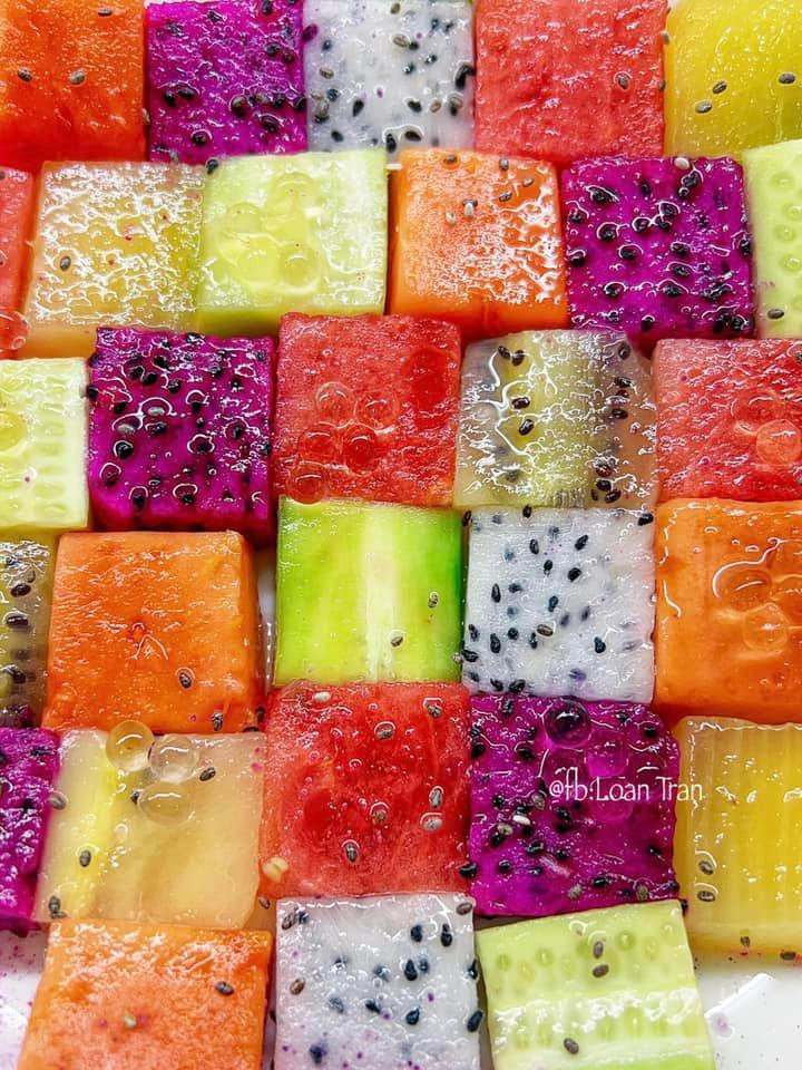 Một đĩa salad hoa quả ăn kèm bánh và sữa hạt buổi sáng.