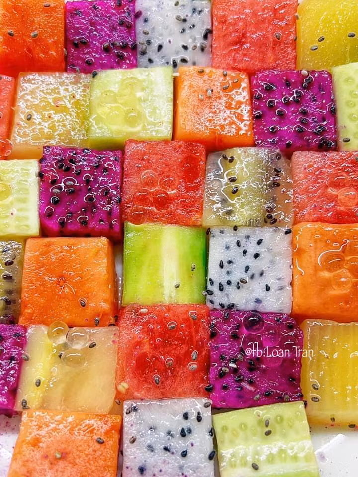 Một đĩa salad hoa quả ăn kèm bánh và sữa hạt buổi sáng.