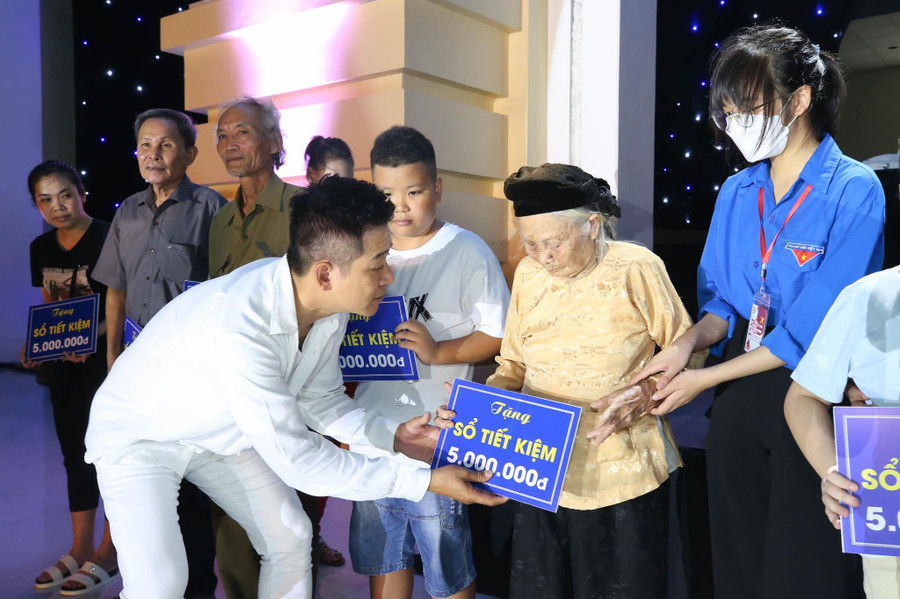 Bên cạnh những hoạt động âm nhạc, Tuấn Hưng tích cực tham gia công tác từ thiện.