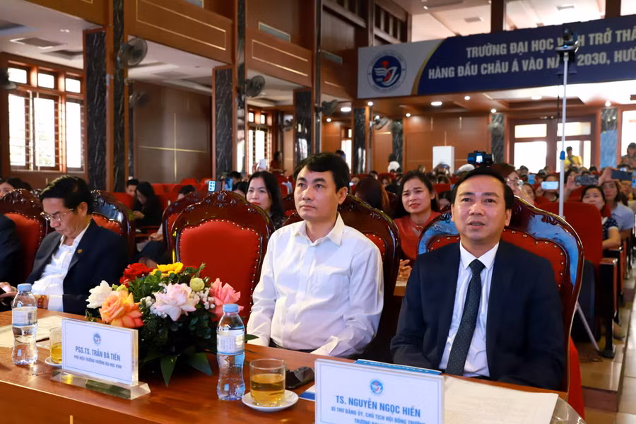 TS Nguyễn Ngọc Hiền - Bí thư Đảng ủy, Chủ tịch Hội đồng trường Trường Đại học Vinh cùng đông đảo khách mời tham dự hội thảo.