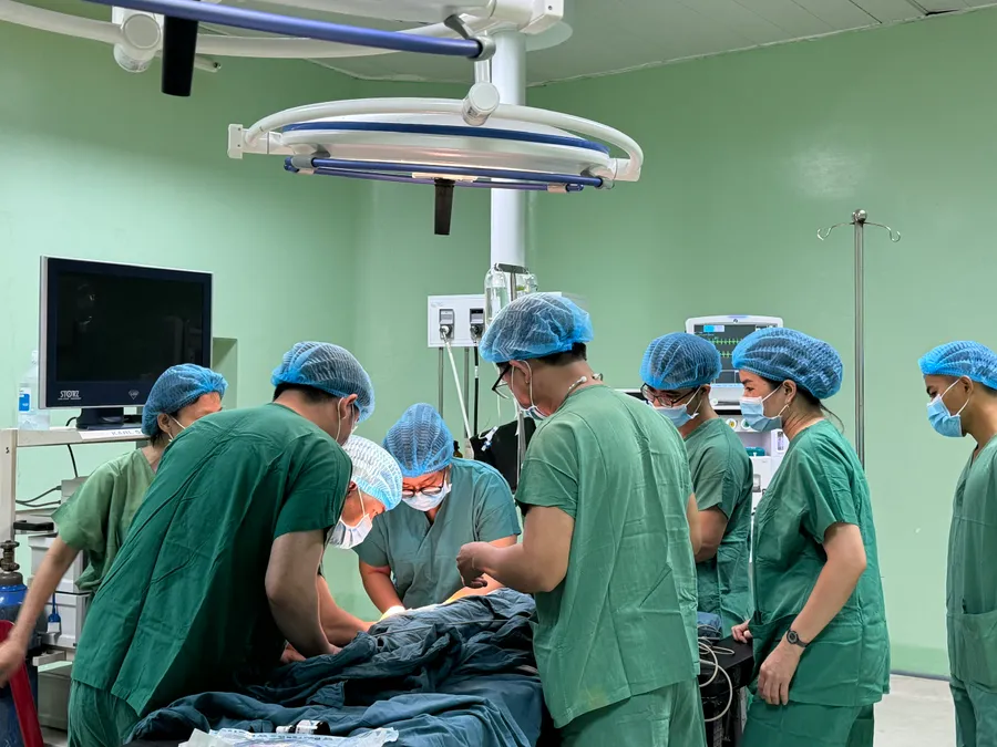 Bệnh viện Đa khoa tỉnh Quảng Ngãi cấp cứu cho 2 cháu nhỏ bị thương trong vụ thảm án.