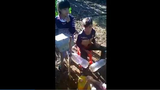 Cậu bé gây sốt với màn đánh trống tự chế từ vỏ chai nhựa 