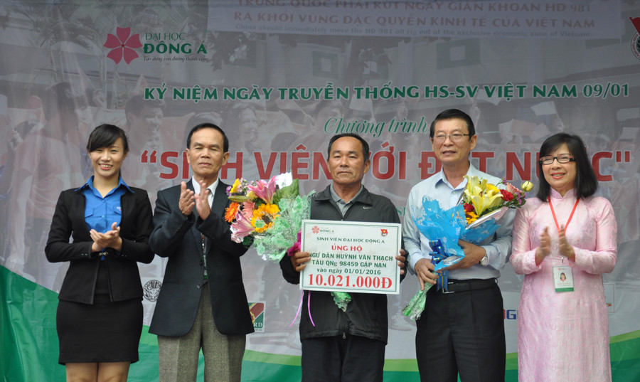 Đại diện trường ĐH Đông Á trao tặng 10.021.000 đồng cho ngư dân Huỳnh Văn Thạch