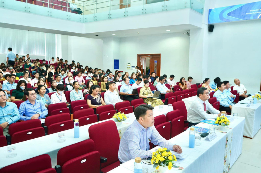 Các đại biểu tại hội thảo.