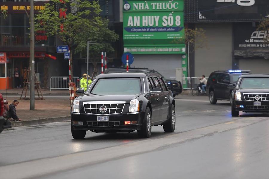 Sau khi rời sân bay Nội Bài, đoàn xe di chuyển nhanh về khách sạn JW Marriott. Sau khi rời sân bay Nội Bài, đoàn xe di chuyển nhanh về khách sạn JW Marriott.