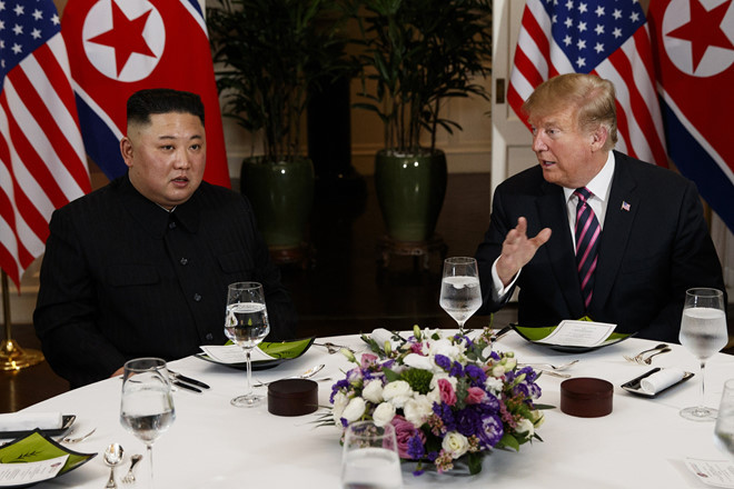 Ông Trump và ông Kim trong bữa tối ngày 27/2. Ảnh: AP. Cua huynh de, gan ngong va che hat sen cho bua toi Trump - Kim hinh anh 1