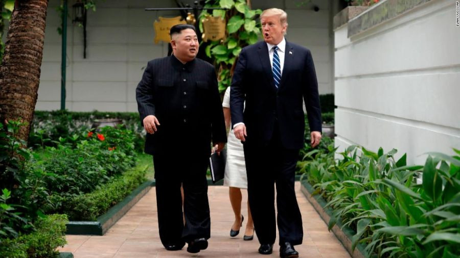 Tổng thống Donald Trump và Chủ tịch Kim Jong Un trò chuyện thân mật trong khuôn viên Khách sạnMetropole. Ảnh: AP/Evan Vucci.