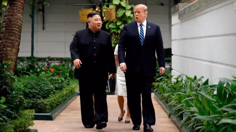 Tổng thống Donald Trump và Chủ tịch Kim Jong Un trò chuyện thân mật trong khuôn viên Khách sạnMetropole. Ảnh: AP/Evan Vucci.