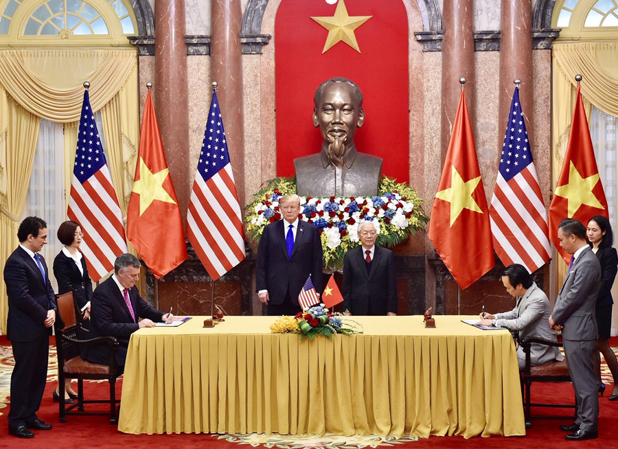 Tổng Bí thư, Chủ tịch nước Nguyễn Phú Trọng và Tổng thống Donald Trump chứng kiến lễ ký các văn bản hợp tác: Vietjet mua 100 máy bay Boeing 737 MAX và ký hợp đồng bảo dưỡng động cơ máy bay với General electric; Bamboo Airways mua 10 máy bay 787-9 Dreamliner. Ảnh VGP/Nhật Bắc Tổng Bí thư, Chủ tịch nước Nguyễn Phú Trọng và Tổng thống Donald Trump chứng kiến lễ ký các văn bản hợp tác: Vietjet mua 100 máy bay Boeing 737 MAX và ký hợp đồng bảo dưỡng động cơ máy bay với General electric; Bamboo Airways mua 10 máy bay 787-9 Dreamliner. Ảnh VGP/Nhật Bắc