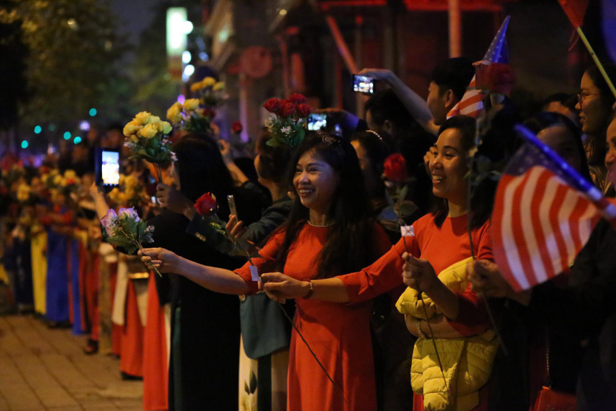 Hàng trăm người dân Hà Nội đứng hai bên đường mang theo hoa, cờ Việt Nam, cờ Mỹ chào đón phái đoàn chở Tổng thống Mỹ đi ngang. Ảnh: Thế Quang. Hàng trăm người dân Hà Nội đứng hai bên đường mang theo hoa, cờ Việt Nam, cờ Mỹ chào đón phái đoàn chở Tổng thống Mỹ đi ngang. Ảnh: Thế Quang.