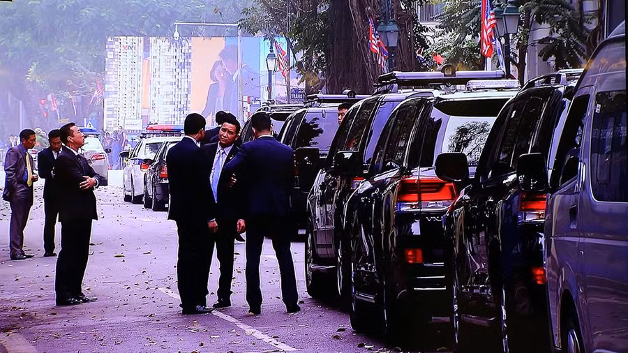 Đoàn xe và lực lượng an ninh Triều Tiên đợi bên ngoài khách sạn Sofitel Legend Metropole lúc 13h00 (giờ Hà Nội) trong khi cuộc hội đàm giữa hai nhà lãnh đạo vẫn đang diễn ra. Ảnh: VGP/Hải Minh.