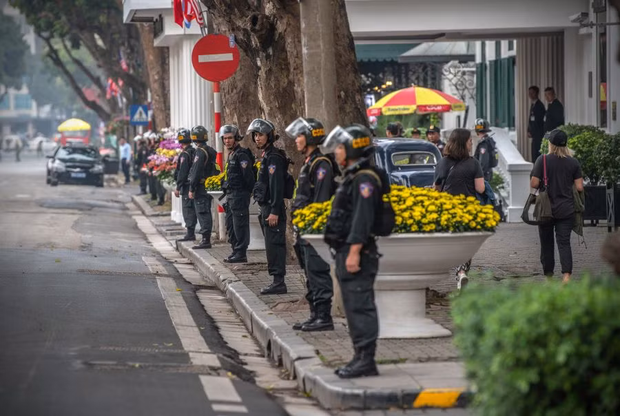 An ninh thắt chặt tại Khách sạn Sofitel Metropole Hà Nội. Ảnh:Carl Court/Getty Images.