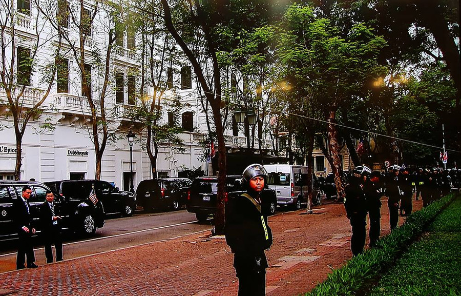 Lực lượng an ninh của Việt Nam cũng được lệnh sẵn sàng tại các vị trí. Ảnh: VGP/Hải Minh.