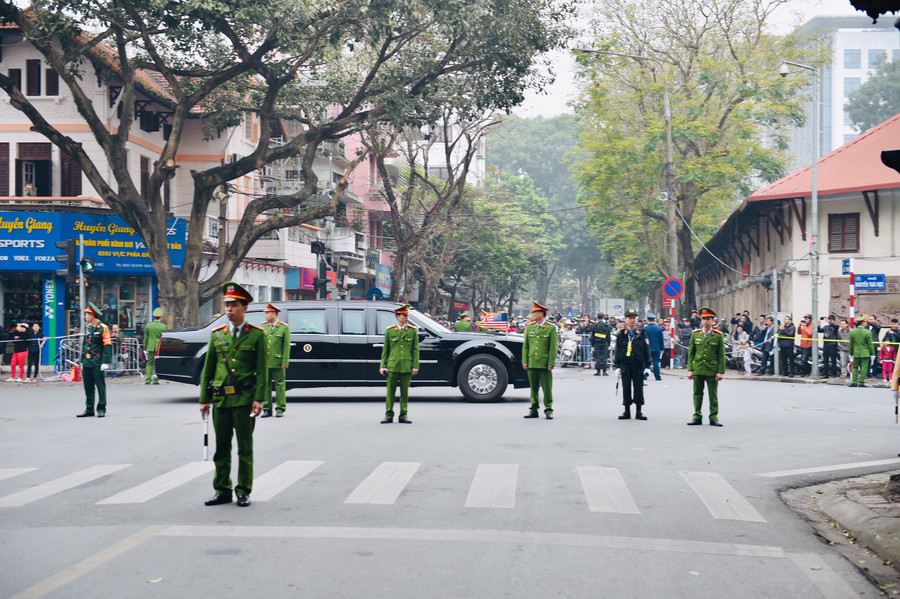 Xe của Tổng thống Mỹ Donald Trump trên đường đến khách sạn Sofitel Legend Metropole. Ảnh: VGP/Nhật Bắc.