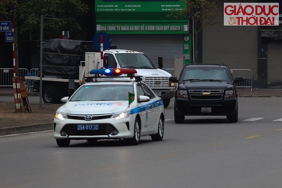 Đi đầu là xe dẫn đường của cảnh sát giao thông Việt Nam.