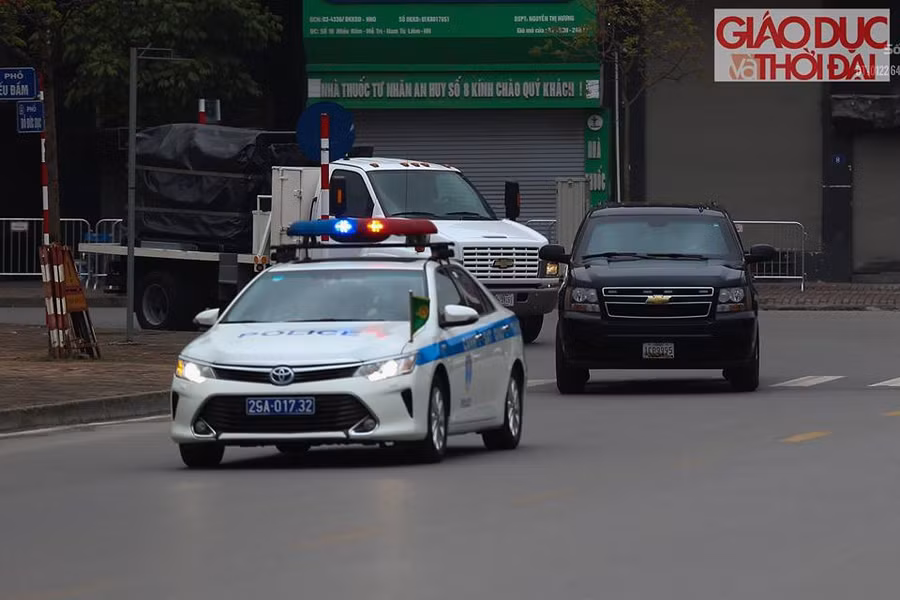 Đi đầu là xe dẫn đường của cảnh sát giao thông Việt Nam.